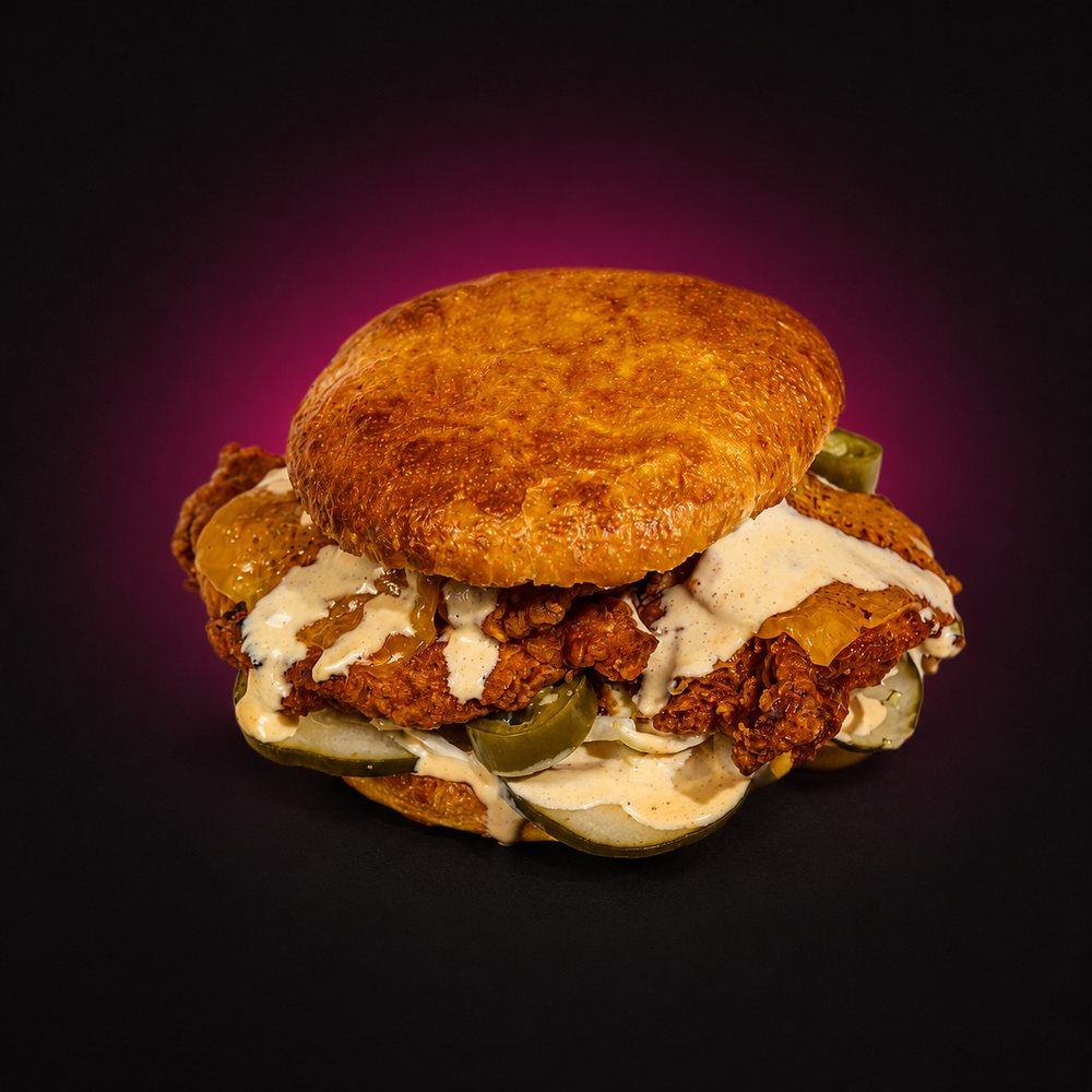 Chicken Crispy Burger — poulet frit croustillant, pickles, sauce signature